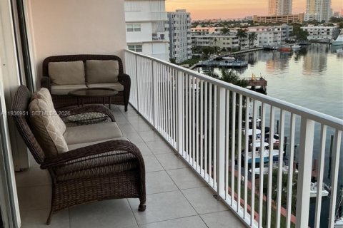 Condominio en alquiler en Hallandale Beach, Florida, 2 dormitorios, 95.69 m2 № 2059806 - foto 4