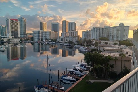 Condominio en alquiler en Hallandale Beach, Florida, 2 dormitorios, 95.69 m2 № 2059806 - foto 29