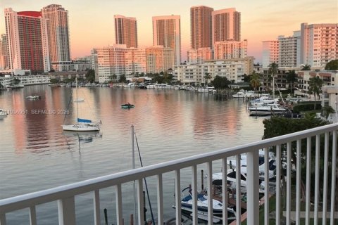 Condominio en alquiler en Hallandale Beach, Florida, 2 dormitorios, 95.69 m2 № 2059806 - foto 6