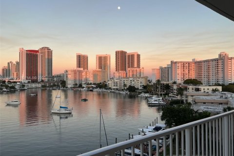 Condominio en Hallandale Beach, Florida, 2 dormitorios  № 2059806