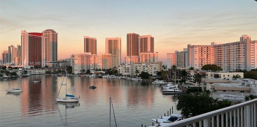 Condominio en Hallandale Beach, Florida, 2 dormitorios  № 2059806