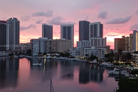 Condominio en alquiler en Hallandale Beach, Florida, 2 dormitorios, 95.69 m2 № 2059806 - foto 28