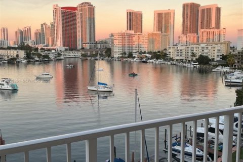 Condominio en alquiler en Hallandale Beach, Florida, 2 dormitorios, 95.69 m2 № 2059806 - foto 3