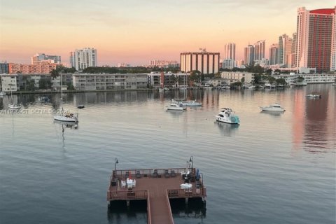 Condominio en alquiler en Hallandale Beach, Florida, 2 dormitorios, 95.69 m2 № 2059806 - foto 2