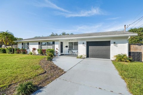 House in Saint Petersburg, Florida 2 bedrooms, 95.6 sq.m. № 2360810