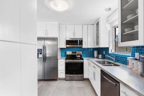 House in Wilton Manors, Florida 2 bedrooms, 108.14 sq.m. № 2247097 - photo 8