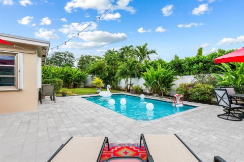 House in Wilton Manors, Florida 2 bedrooms, 108.14 sq.m. № 2247097 - photo 29