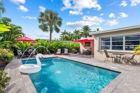 House in Wilton Manors, Florida 2 bedrooms, 108.14 sq.m. № 2247097