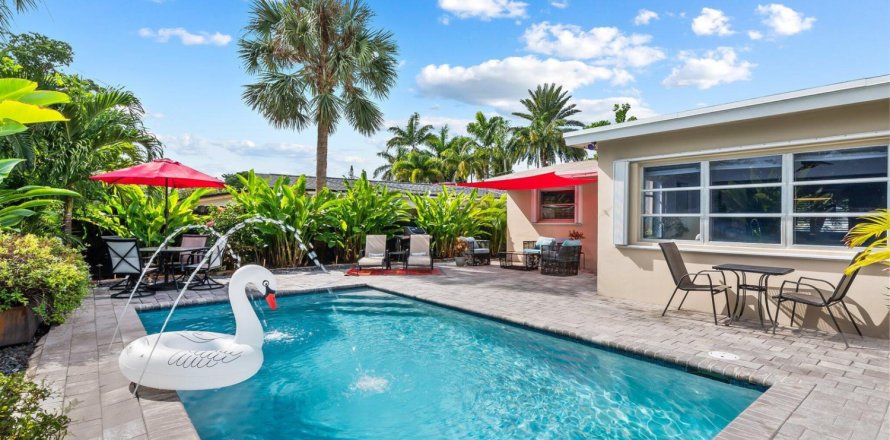 House in Wilton Manors, Florida 2 bedrooms, 108.14 sq.m. № 2247097
