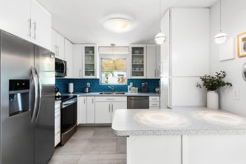 House in Wilton Manors, Florida 2 bedrooms, 108.14 sq.m. № 2247097 - photo 7