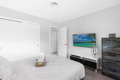House in Wilton Manors, Florida 2 bedrooms, 108.14 sq.m. № 2247097 - photo 19