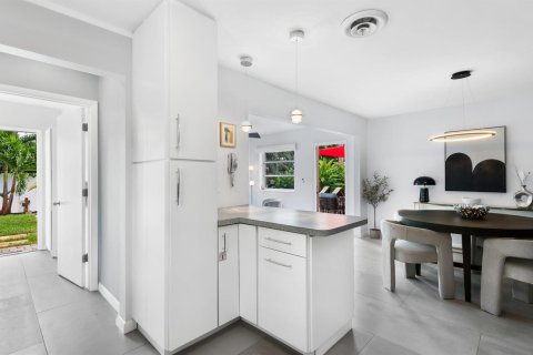 House in Wilton Manors, Florida 2 bedrooms, 108.14 sq.m. № 2247097 - photo 13