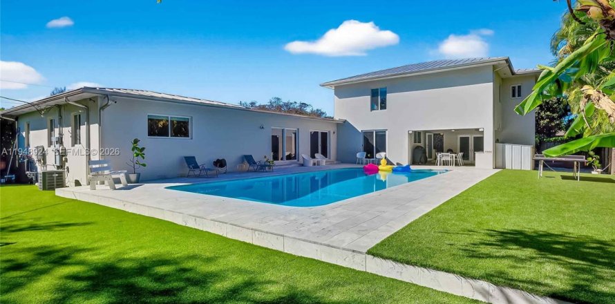 Дом в Бискейн-Парк, Флорида 5 спален, 361.2м2 № 2006377