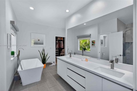 Купить виллу или дом в Бискейн-Парк, Флорида 5 спален, 361.2м2, № 2006377 - фото 26