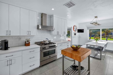 Купить виллу или дом в Бискейн-Парк, Флорида 5 спален, 361.2м2, № 2006377 - фото 13