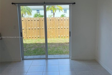 Adosado en venta en Homestead, Florida, 3 dormitorios, 137.77 m2 № 1881950 - foto 5