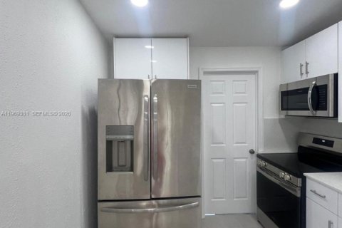 Villa ou maison à vendre à Opa-locka, Floride: 3 chambres, 90.3 m2 № 2030199 - photo 2