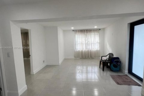 Villa ou maison à vendre à Opa-locka, Floride: 3 chambres, 90.3 m2 № 2030199 - photo 9