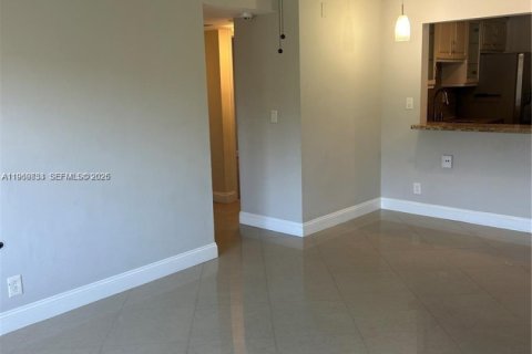 Condominio en alquiler en Coral Springs, Florida, 2 dormitorios, 76.64 m2 № 2030532 - foto 2