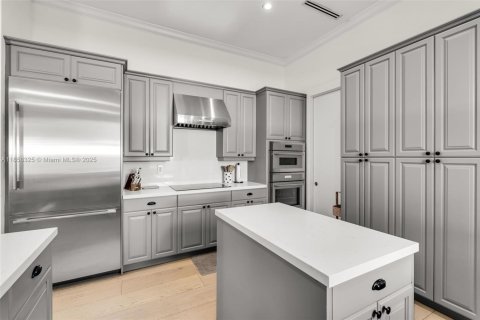 House in Key Biscayne, Florida 6 bedrooms, 319.21 sq.m. № 1882558 - photo 17