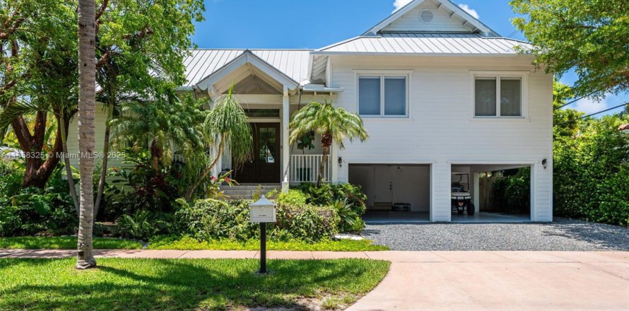 House in Key Biscayne, Florida 6 bedrooms, 319.21 sq.m. № 1882558