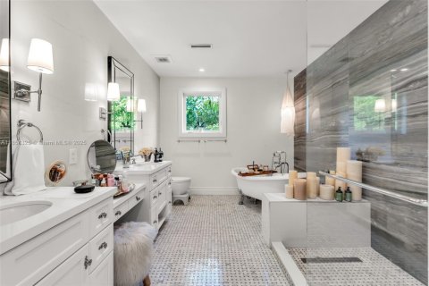 House in Key Biscayne, Florida 6 bedrooms, 319.21 sq.m. № 1882558 - photo 29