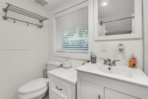 House in Key Biscayne, Florida 6 bedrooms, 319.21 sq.m. № 1882558 - photo 23