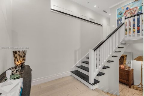 House in Key Biscayne, Florida 6 bedrooms, 319.21 sq.m. № 1882558 - photo 20