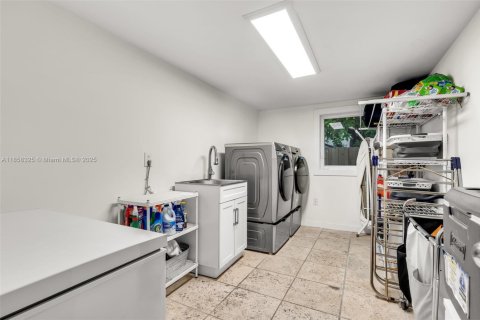 House in Key Biscayne, Florida 6 bedrooms, 319.21 sq.m. № 1882558 - photo 24