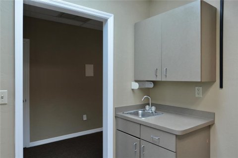 Propiedad comercial en alquiler en Port Charlotte, Florida, 120.4 m2 № 1542685 - foto 21