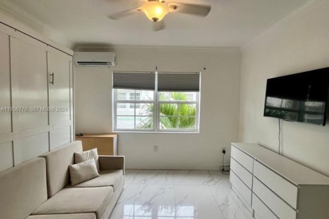 Estudio en el Condominio en Miami Beach, Florida  № 2010657