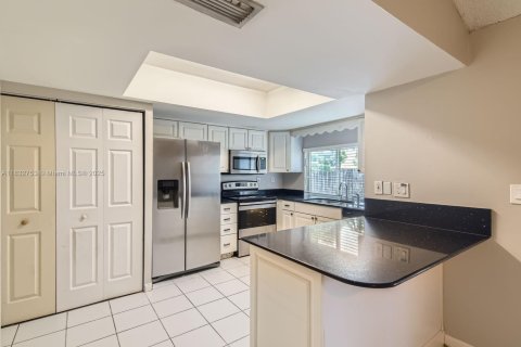 House in Sunrise, Florida 4 bedrooms, 153.66 sq.m. № 1814006 - photo 8