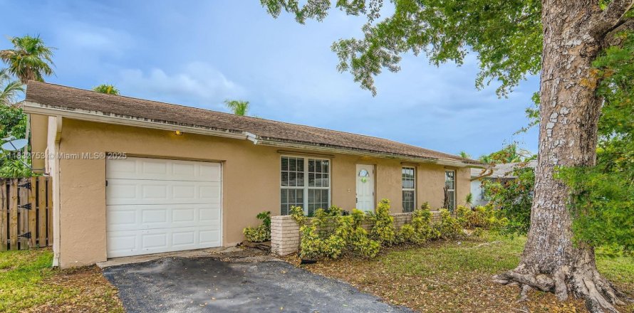 House in Sunrise, Florida 4 bedrooms, 153.66 sq.m. № 1814006