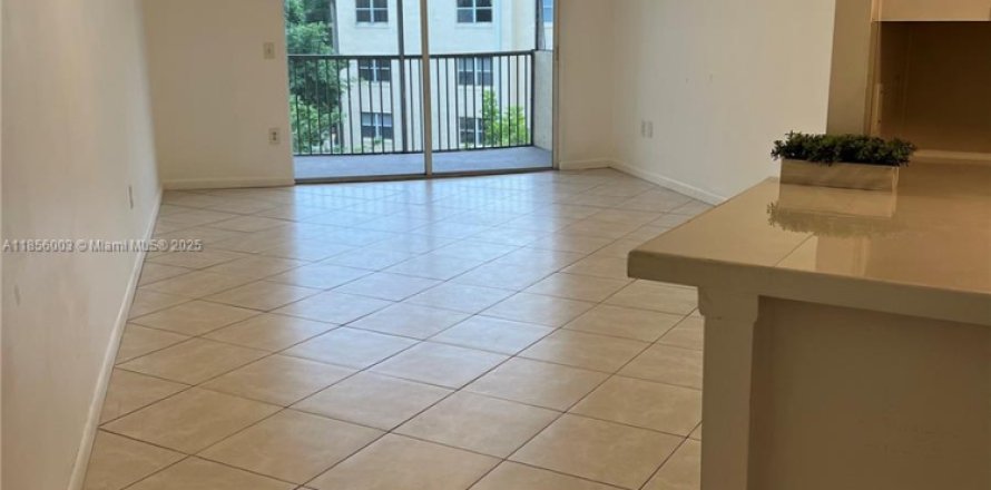 Condo in Doral, Florida, 1 bedroom № 1880399