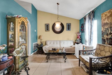 Villa ou maison à vendre à Poinciana, Floride: 3 chambres, 164.25 m2 № 2390886 - photo 3