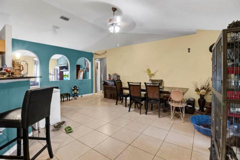 Villa ou maison à vendre à Poinciana, Floride: 3 chambres, 164.25 m2 № 2390886 - photo 8