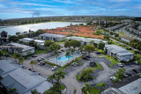Copropriété à louer à Miami, Floride: 3 chambres, 98.94 m2 № 2076447 - photo 2