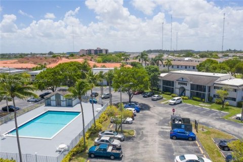 Copropriété à louer à Miami, Floride: 3 chambres, 98.94 m2 № 2076447 - photo 4