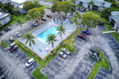 Copropriété à louer à Miami, Floride: 3 chambres, 98.94 m2 № 2076447 - photo 12