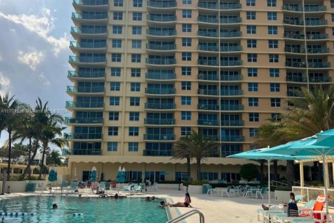 Condo in Hollywood, Florida  № 1714990 - photo 21
