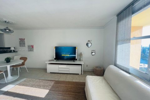 Condo in Hollywood, Florida  № 1714990 - photo 5