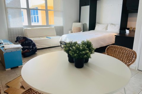 Condo in Hollywood, Florida  № 1714990 - photo 11