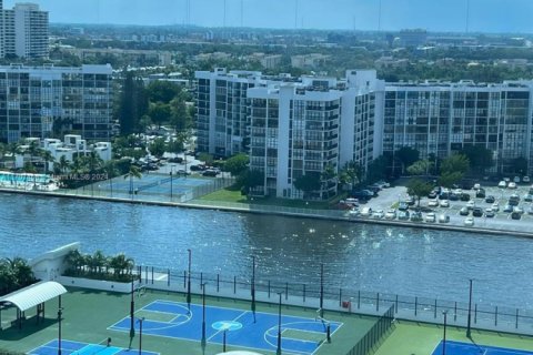 Condo in Hollywood, Florida  № 1714990 - photo 14