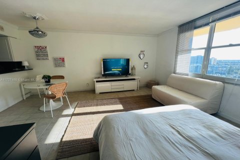 Condo in Hollywood, Florida  № 1714990 - photo 10