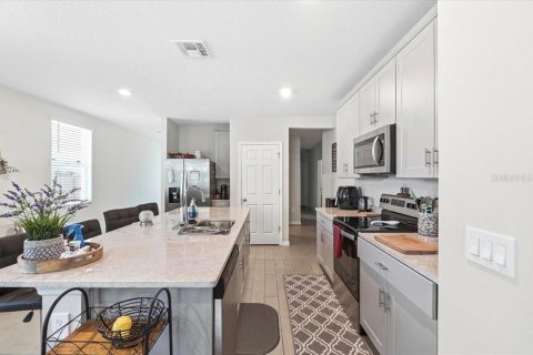 House in Winter Haven, Florida 4 bedrooms, 156.08 sq.m. № 2201516 - photo 15
