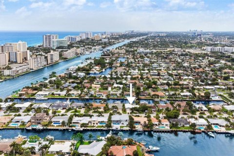 House in Pompano Beach, Florida 3 bedrooms, 165.09 sq.m. № 1739182 - photo 8