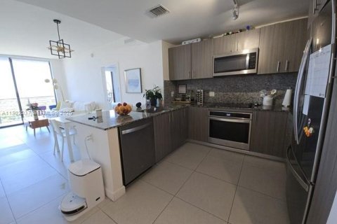 Condo in Doral, Florida, 2 bedrooms № 2240098 - photo 13