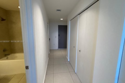 Condo in Doral, Florida, 2 bedrooms № 2240098 - photo 14