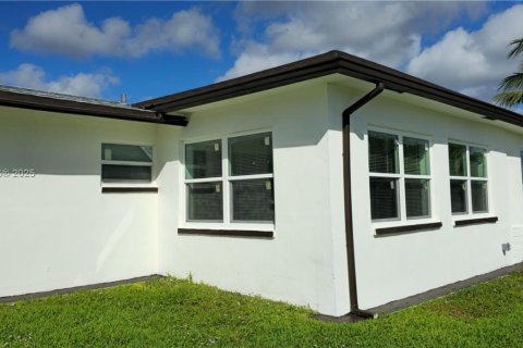 Casa en alquiler en Tamarac, Florida, 2 dormitorios, 128.02 m2 № 1953457 - foto 22