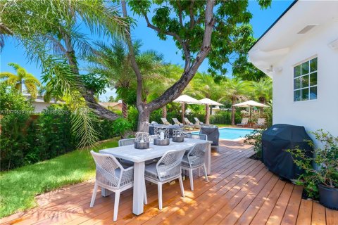 House in Miami Beach, Florida 3 bedrooms, 256.5 sq.m. № 2034711 - photo 30